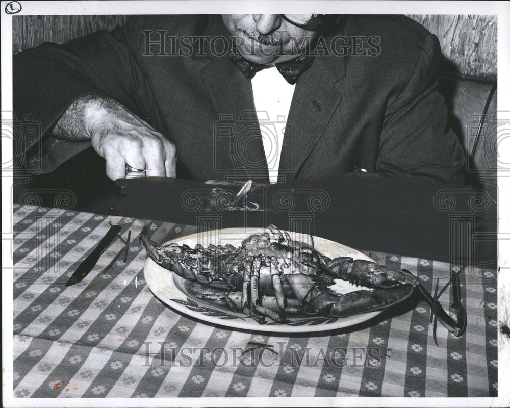 1967 Clam Shays eating lobster spoon clothe - Historic Images