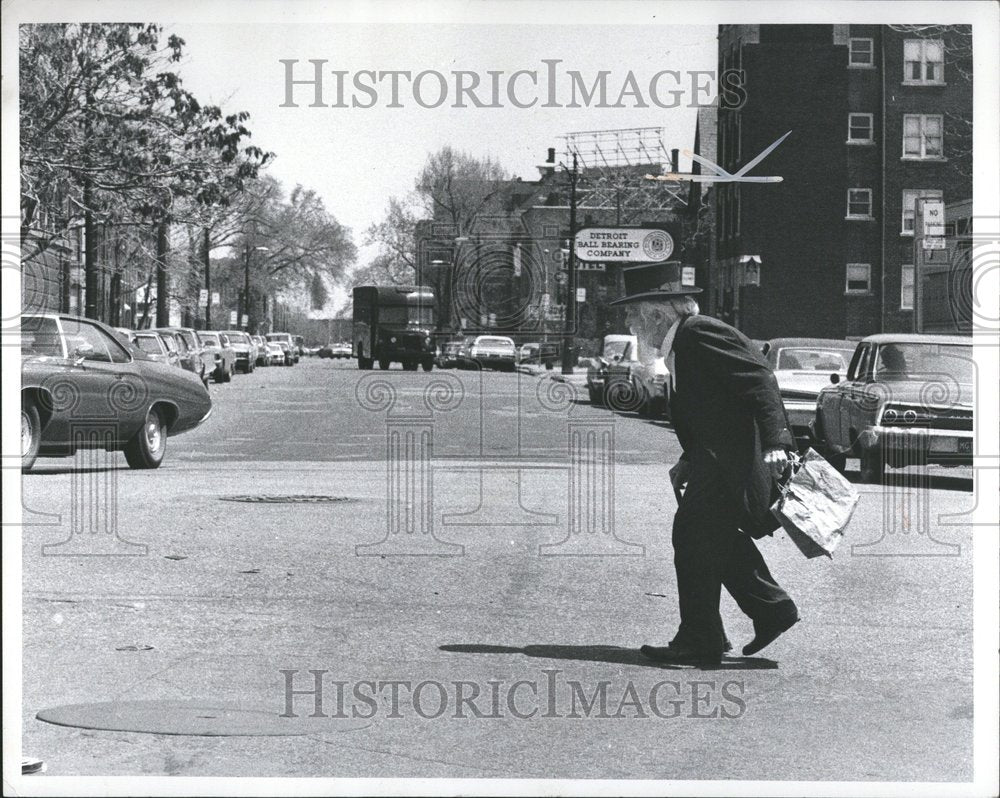 1972 Press Photo Old Man On Street - RRV73489 - Historic Images