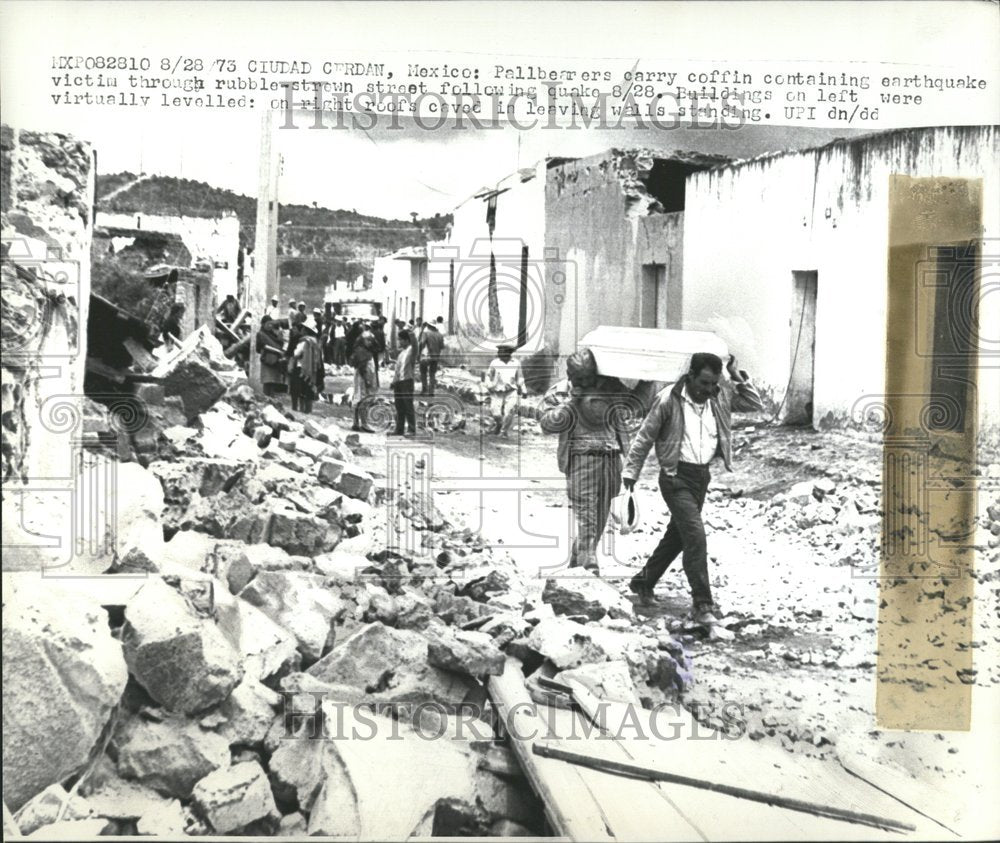 1973 Press Photo Pallbearers Mexico Earthquake Victims - Historic Images