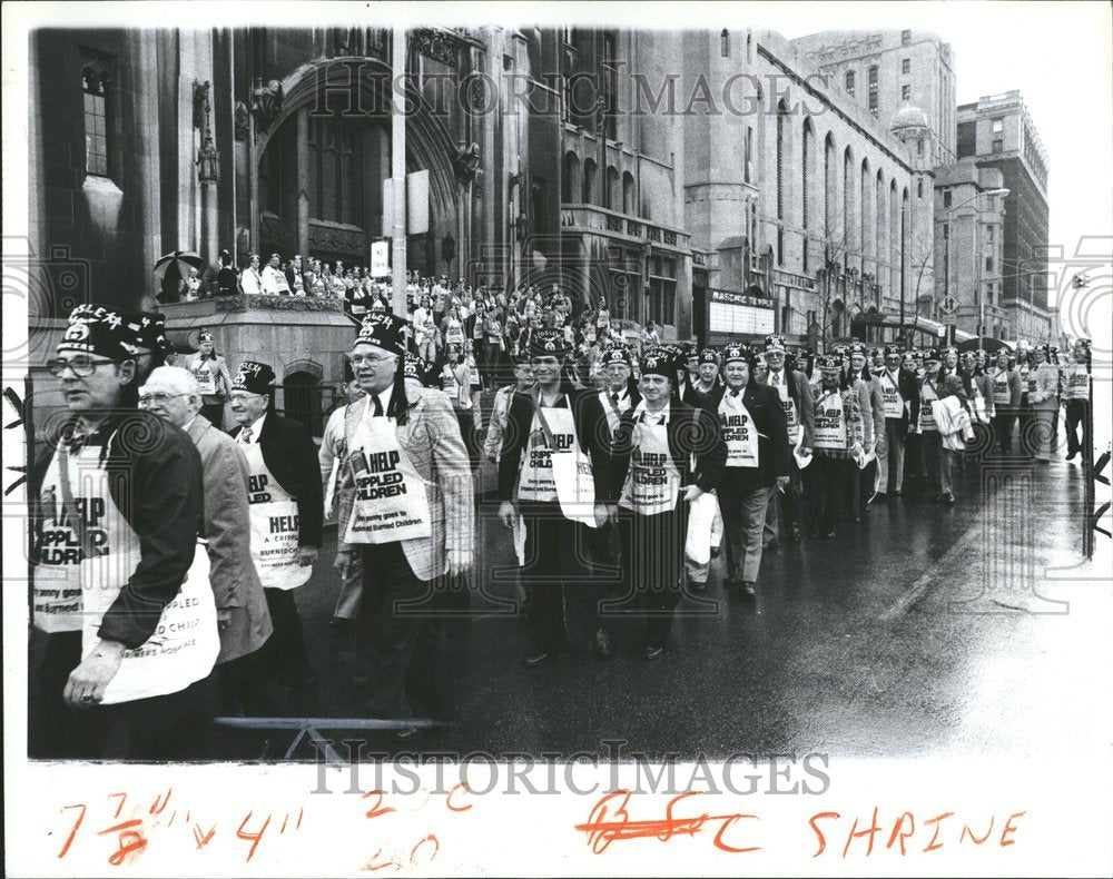 1980 Press Photo Shriner rehears Paper Organization - Historic Images