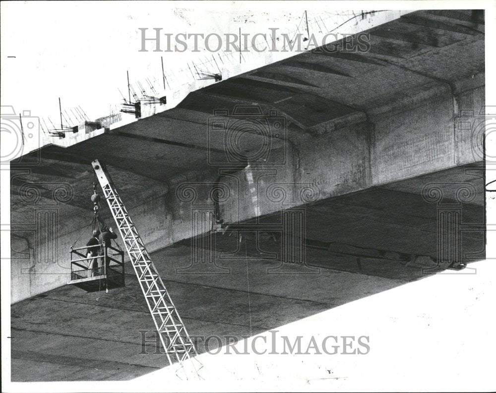 1982 Press Photo Zilwaukee Bridge Engineer Crack I-75 - RRV73953 - Historic Images