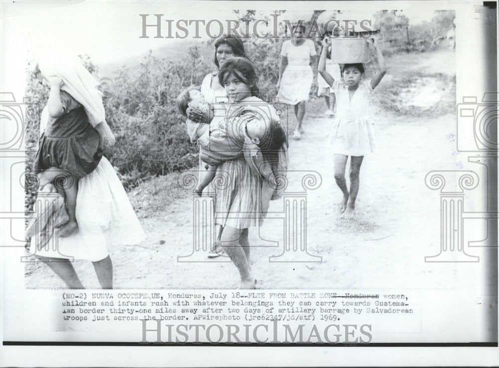 1969 Press Photo Honduran women children rush carry - RRV74153 - Historic Images