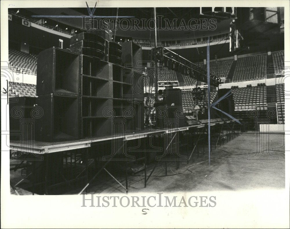 1981 Press Photo Joe Louis arena Music Rock plant Larry - RRV74247 - Historic Images