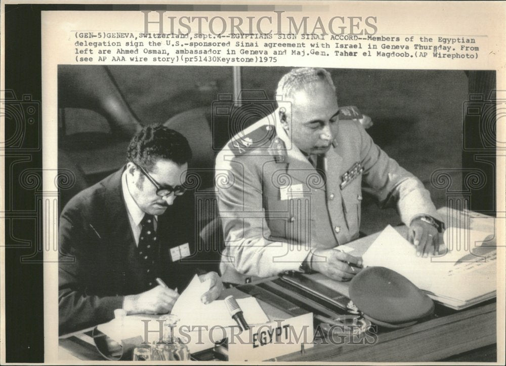 1975 Press Photo Egyptian Israel Geneva Sign Sinai US - Historic Images