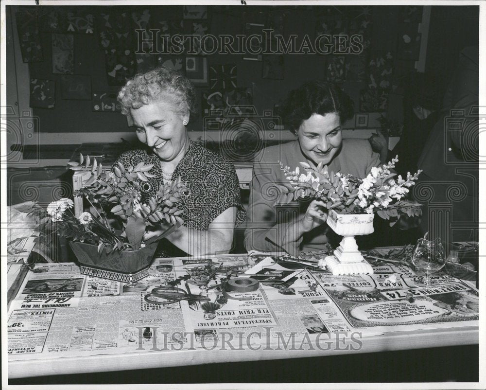 1954 Press Photo Two Women Flowers Bouquet Decoration - RRV74533 - Historic Images