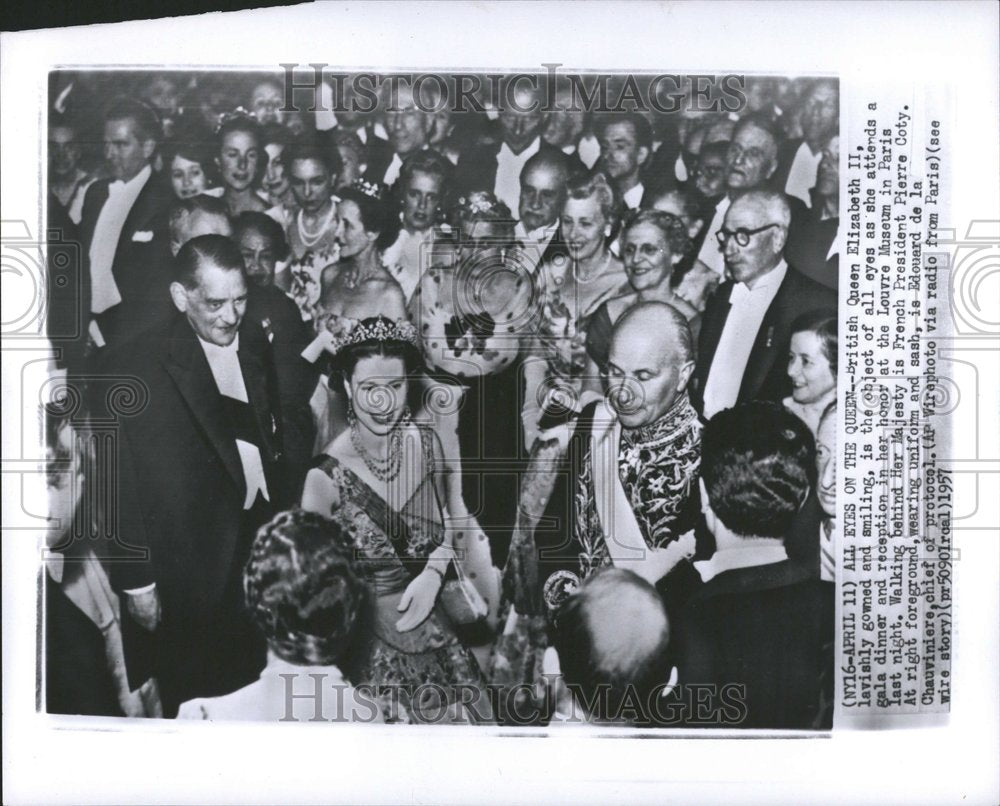 1957 Press Photo British Queen Elizabeth IIgala dinner - RRV74585 - Historic Images