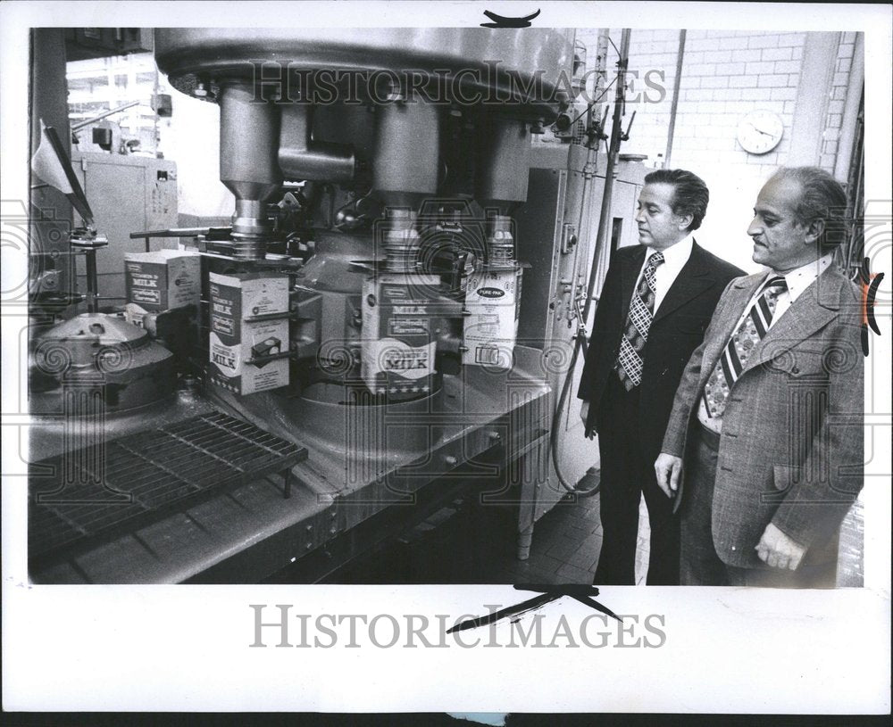 1976, Sharkey mike George plant milk pack - RRV74685 - Historic Images