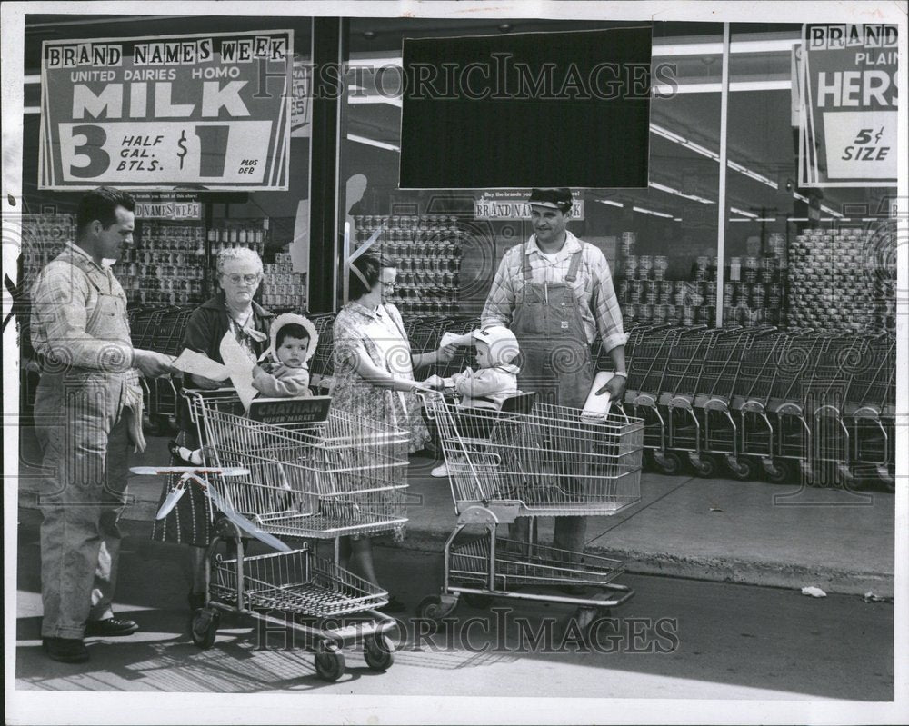 1959 Press Photo Milkman Ralph Detro Nottingham Window - RRV74691 - Historic Images