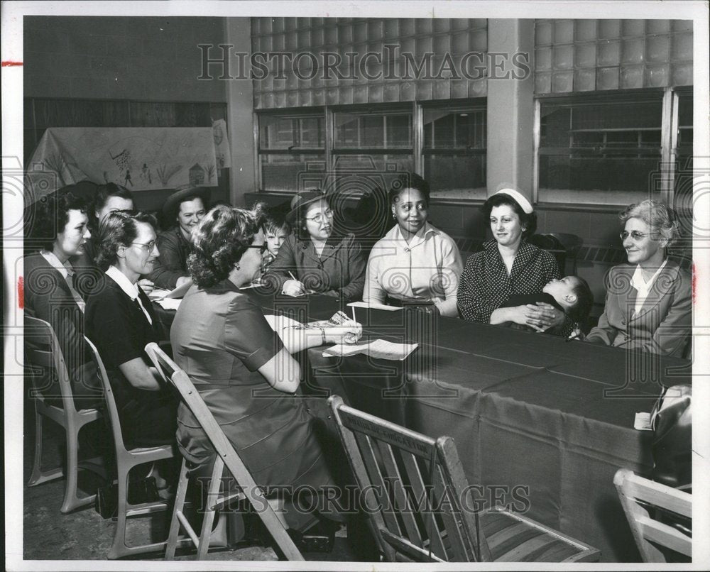 1954 Press Photo Wmen Clut Meets Classroom Flint - RRV74731 - Historic Images