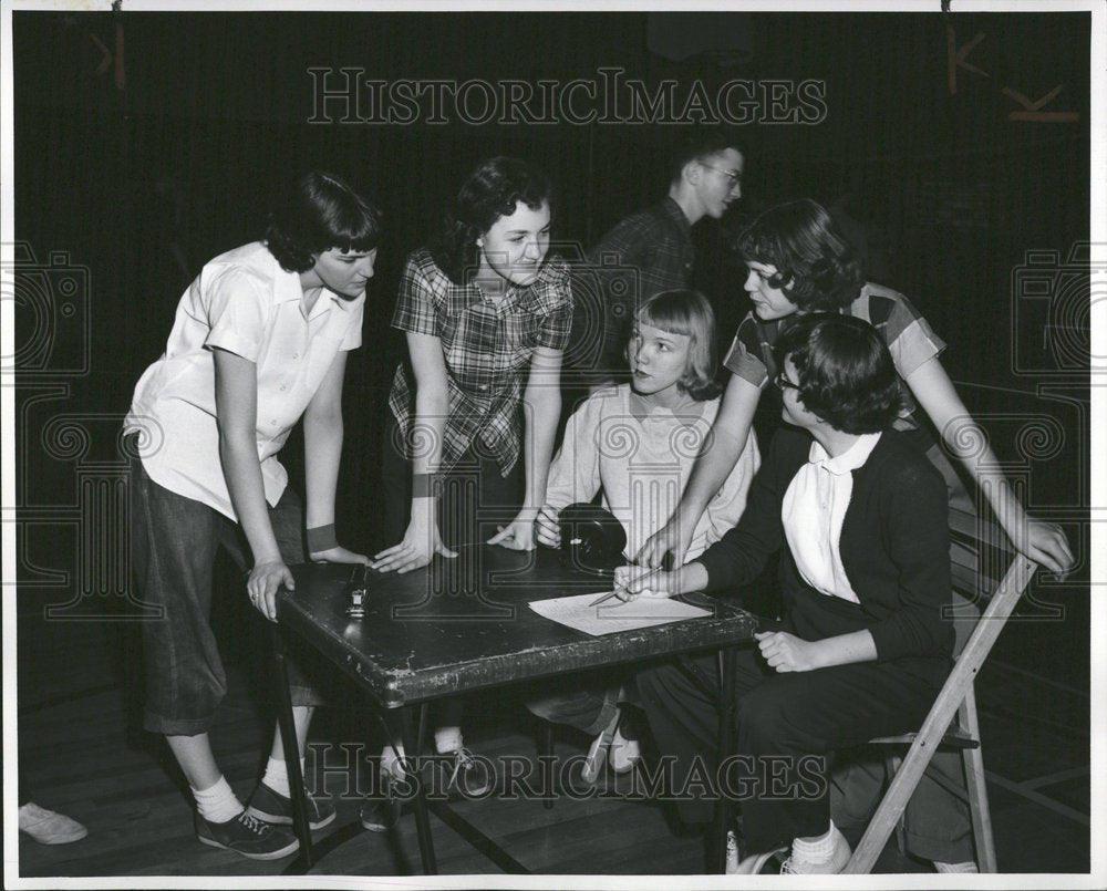 Press Photo Youngster discusses important matter home - Historic Images