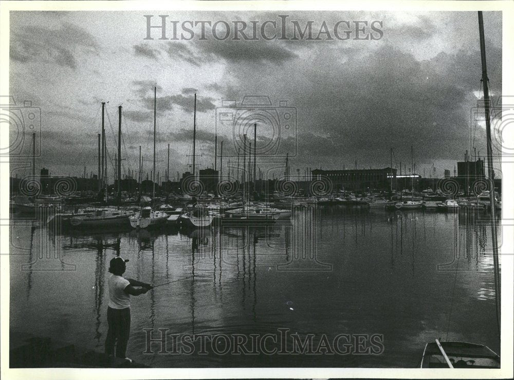 1983 Press Photo Rain Cloud Stop Fishermen Ou r - Historic Images