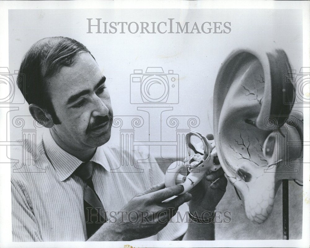 1978, Dr Alfred Inselberg UCLA medical ear - RRV74861 - Historic Images