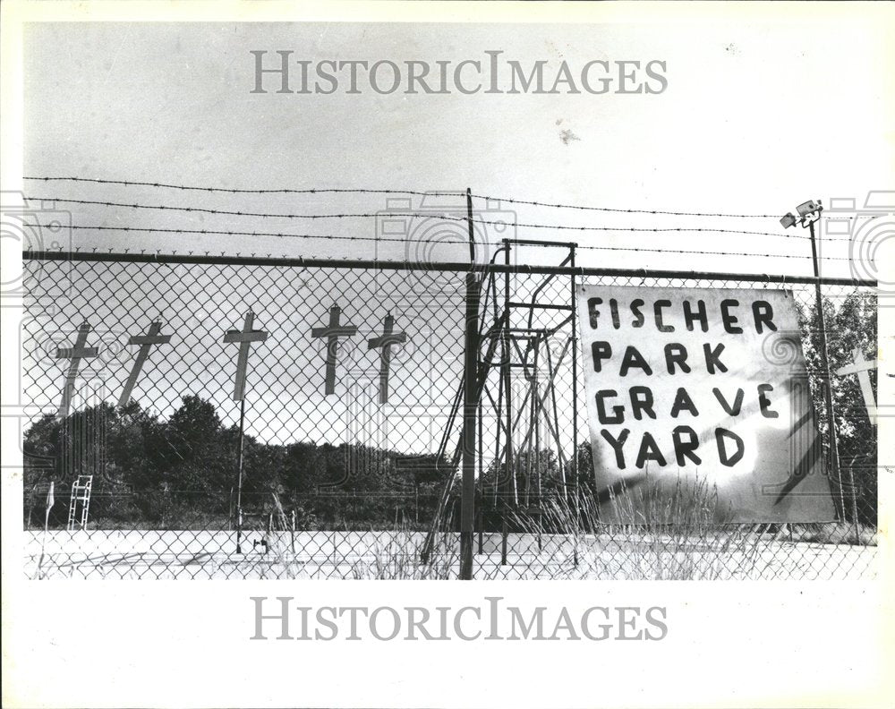 1985, Crosses drownings misspelled sign Gary - RRV74873 - Historic Images