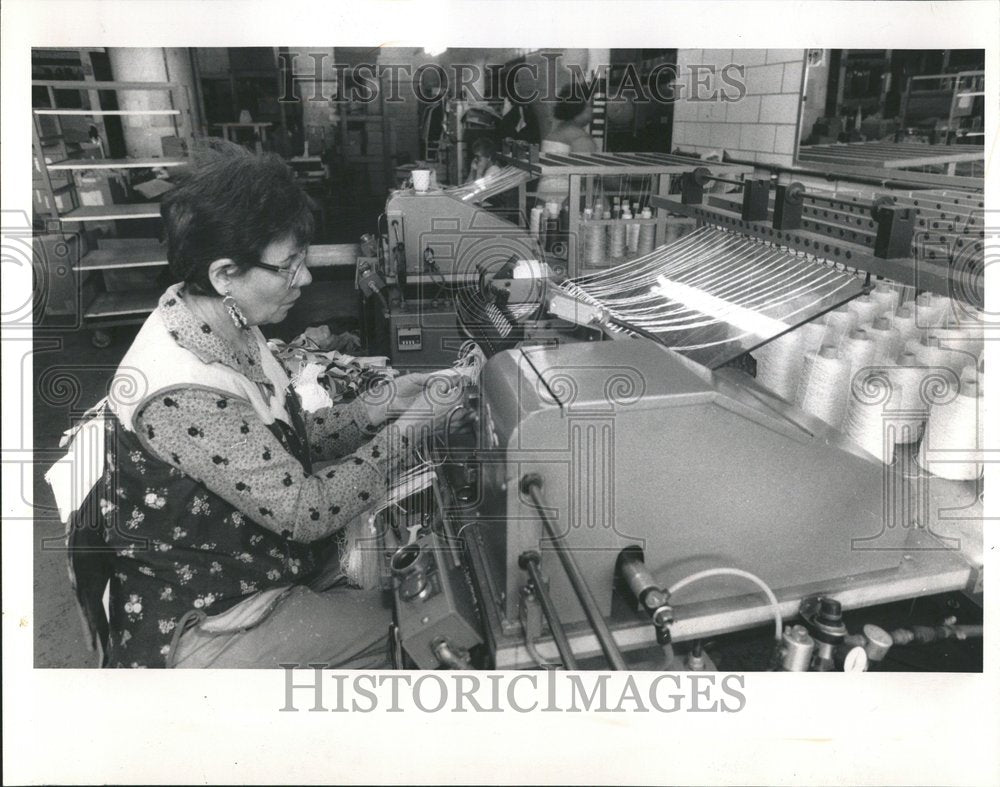 1990, Balbinda Fernandez work Tassle machine - RRV74903 - Historic Images