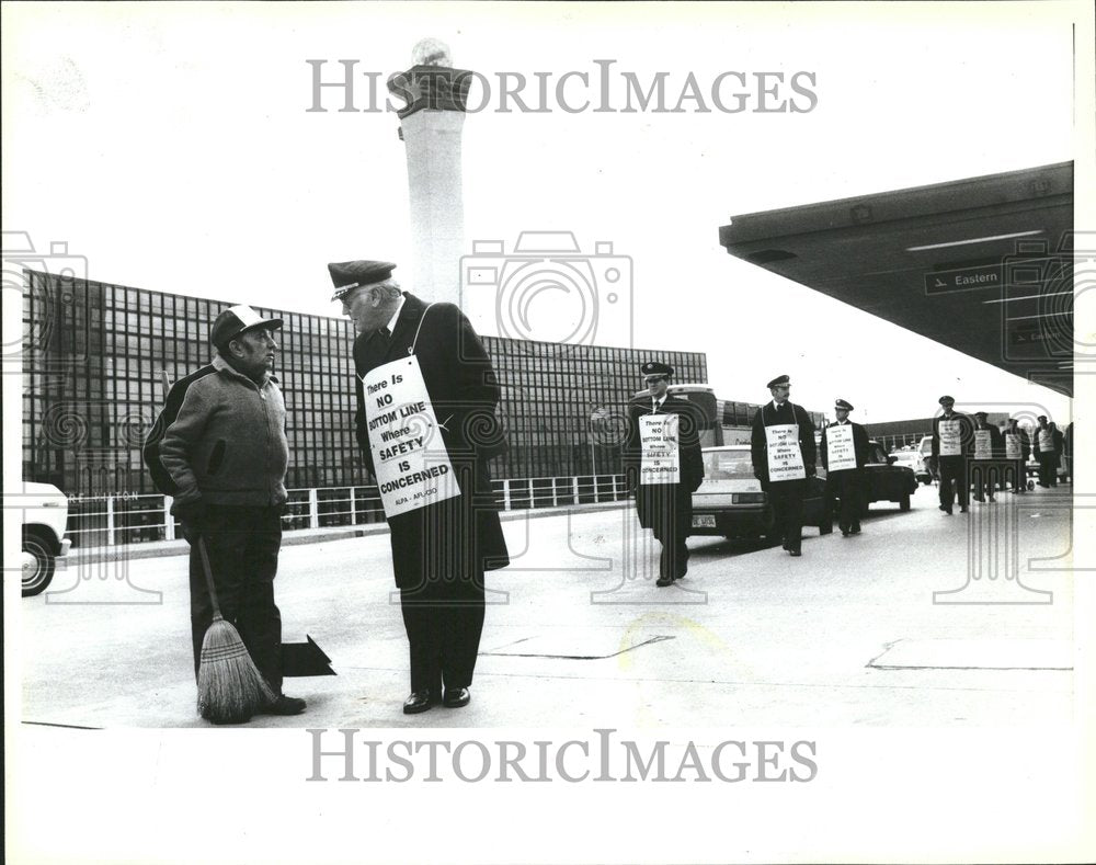 1987, Pilots Picket Eastern Airlines O&#39;Hare - RRV74949 - Historic Images