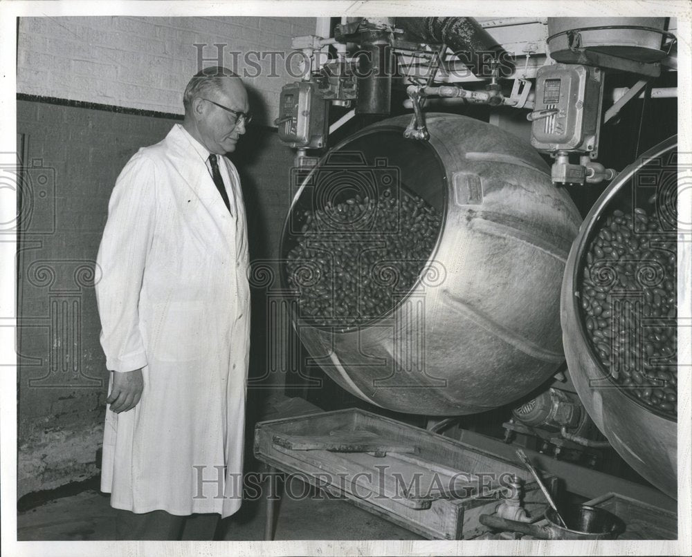 1961, Schrier watches Panning Easter Egg - RRV75047 - Historic Images