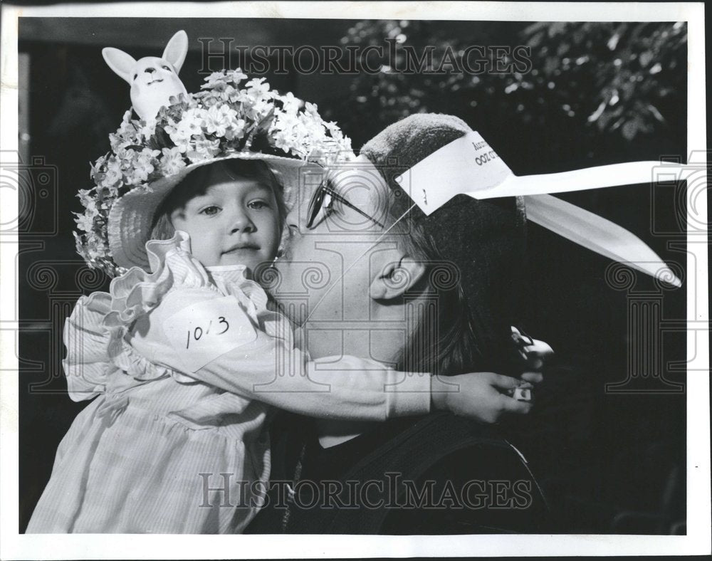 1990 Press Photo Janet Tachetter Easter finery bonnet - Historic Images