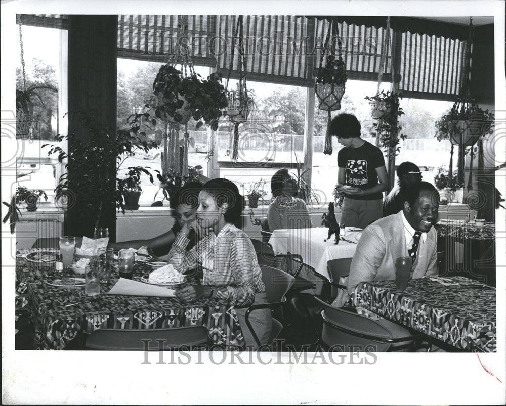 1977, Court yard rest Mrs Sandra Lucas table - RRV75177 - Historic Images