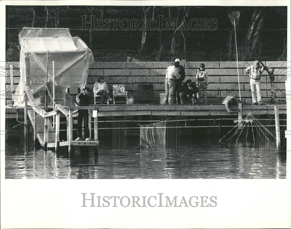1985 Press Photo Larry Novak fishes pier smelt fishing - Historic Images