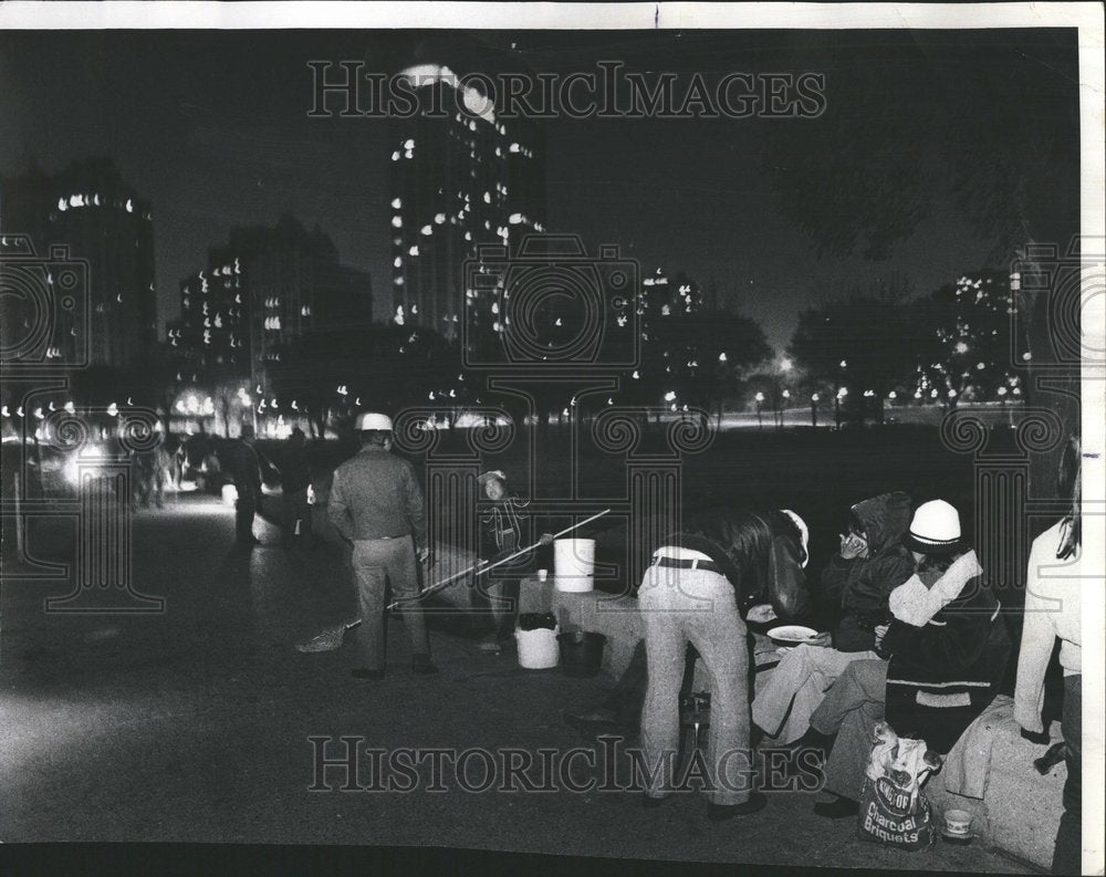 1976 smelt catch Lake Michigan shore people - Historic Images