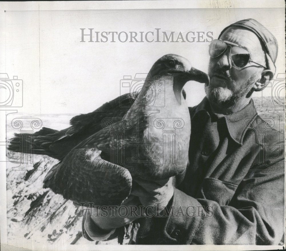 1958 Press Photo Carl Eklund holds south polar skula - Historic Images