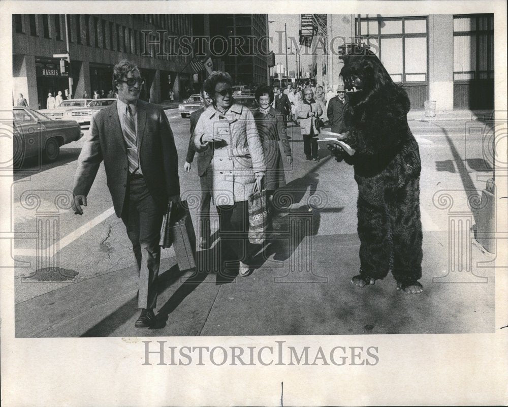 1976, Janet Meyer dressed as a Gorilla - RRV75509 - Historic Images