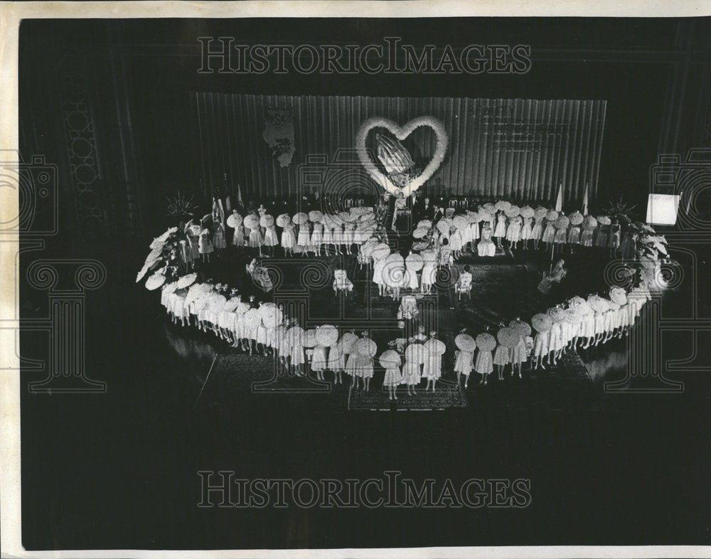 1971 Easter Star women forming heart on sta-Historic Images