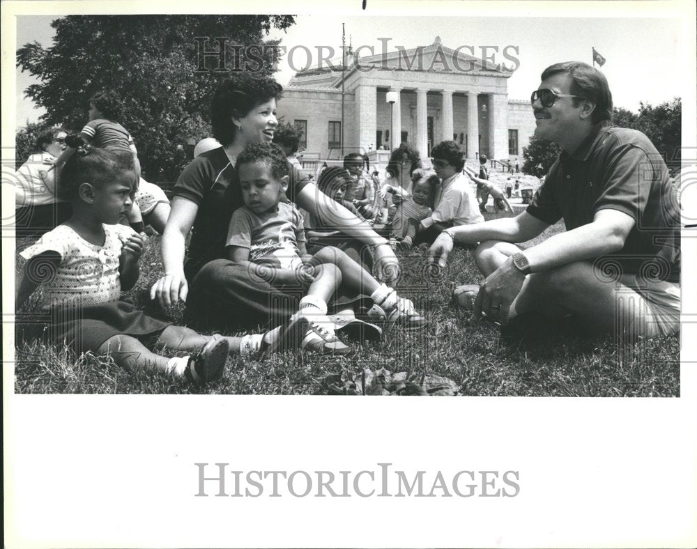 1984 Press Photo Bi Racial Marriage Support Kelly Linda - RRV75665 - Historic Images