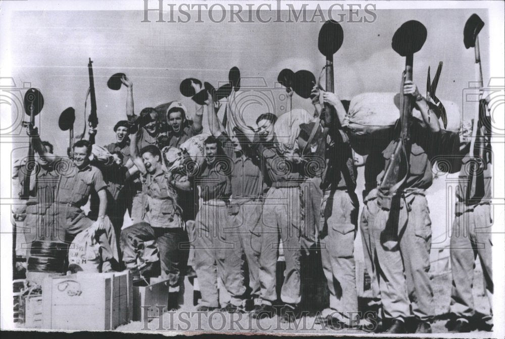 1956, /british Soldiers Celebrate - RRV75881 - Historic Images