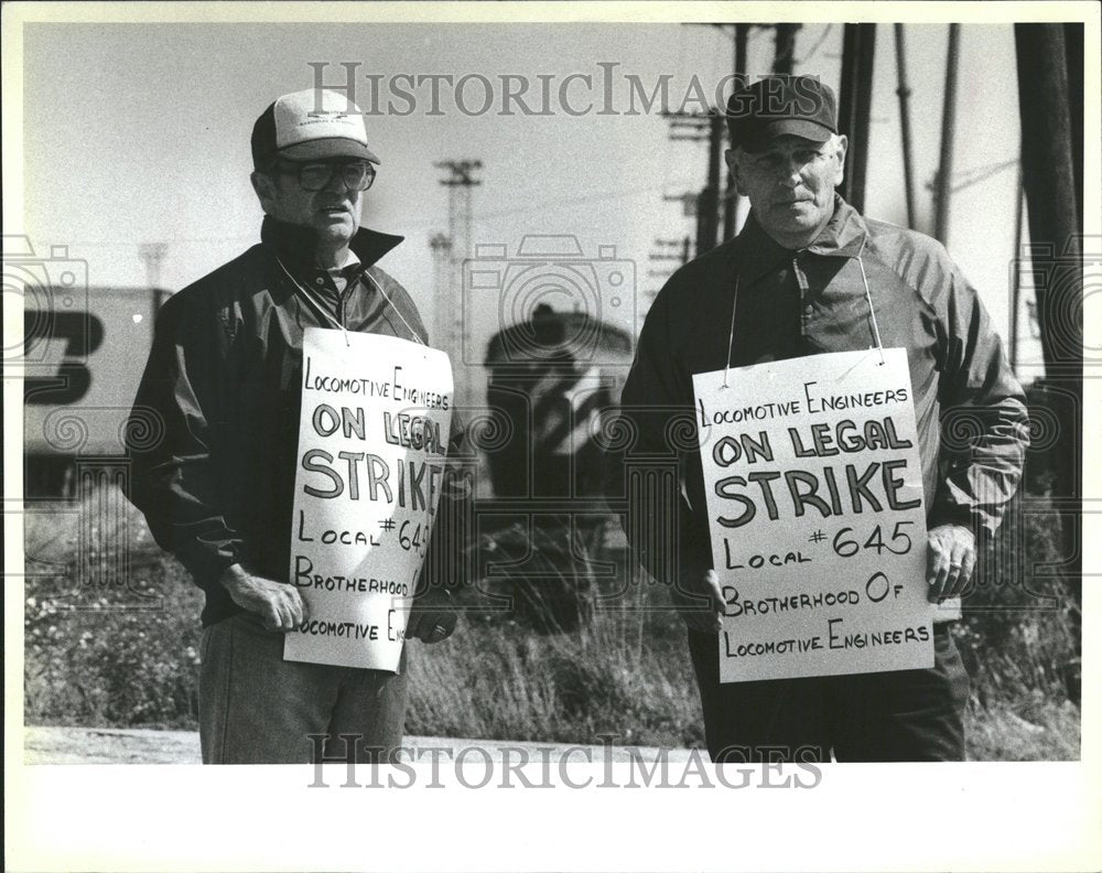 1981, Locomotive Engineers on Strike - RRV75933 - Historic Images