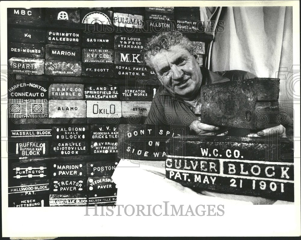 1984 Press Photo Ed Mulcrone Shows Off Collection - Historic Images