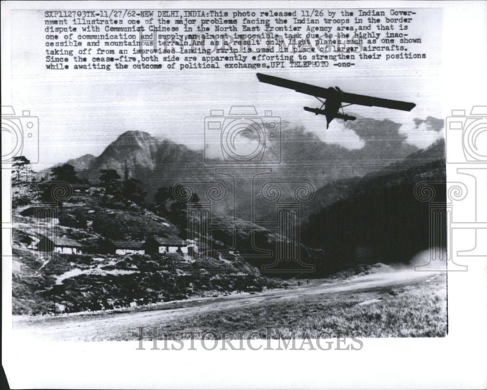 1962, Indian troops defend against Communist - RRV76191 - Historic Images