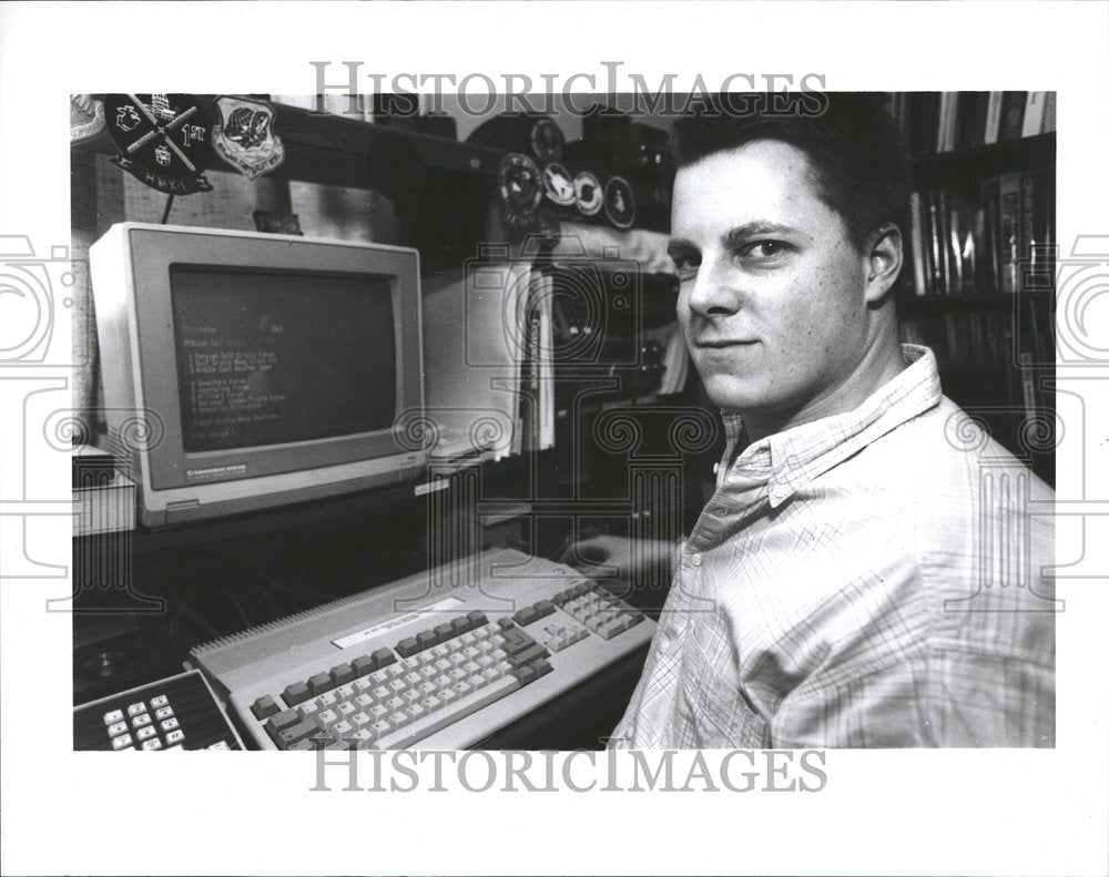 1991, Man With Computer Persian Gulf News - RRV76619 - Historic Images