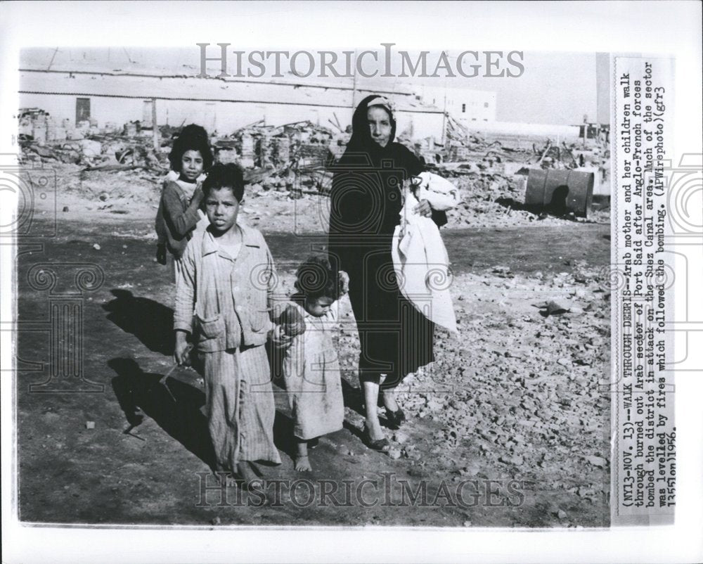 1956, Arab Mother Children Sector Port Said - RRV76641 - Historic Images
