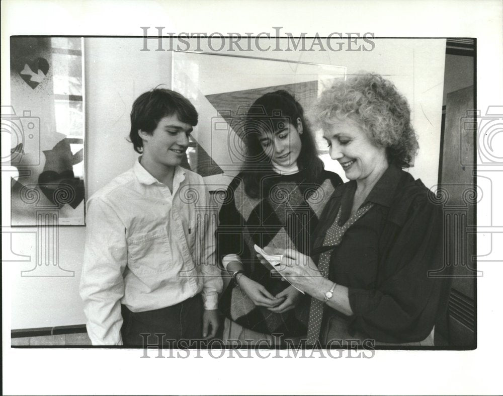 1986, Natalie Ross talking with friends - RRV76773 - Historic Images