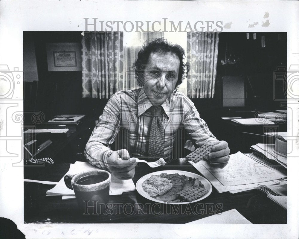 1978, Cardiologist Eating Lunch Sinai Hosp - RRV76801 - Historic Images