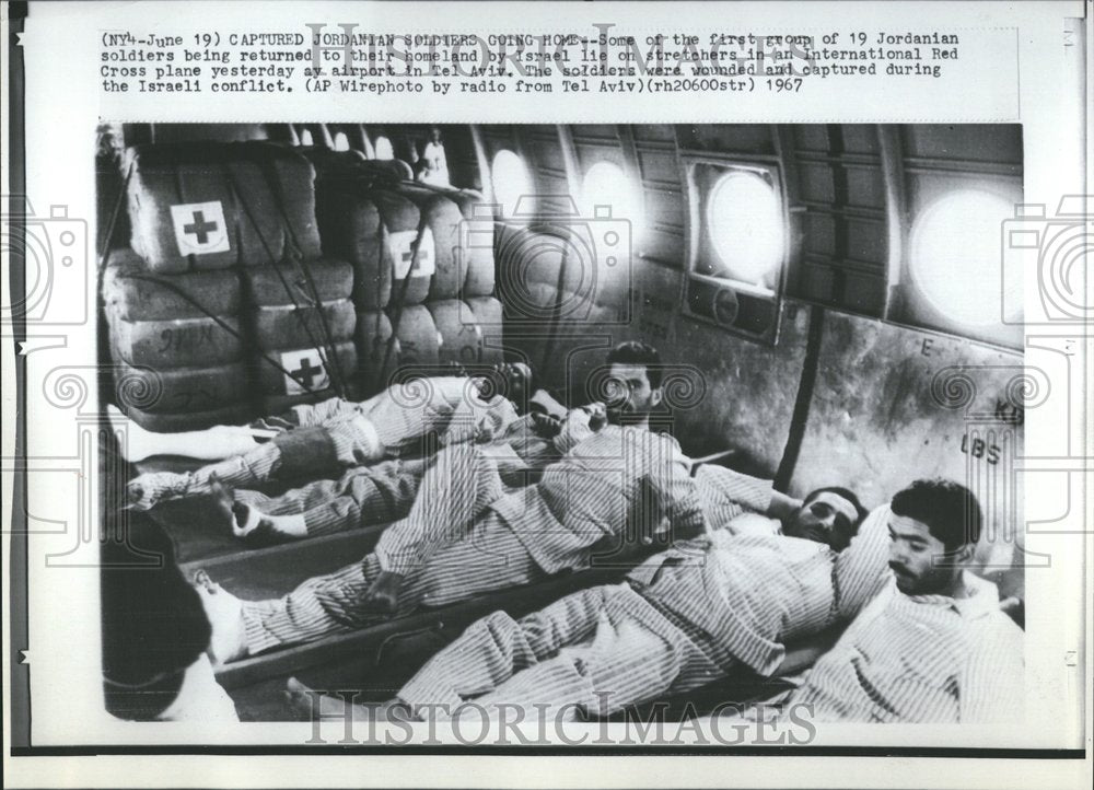 1967, 19 Jordanian Soldiers Red Cross Plane - RRV76829 - Historic Images