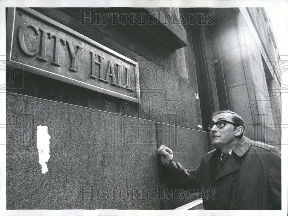 1971, Columnist of the Chicago Daily News - RRV76839 - Historic Images