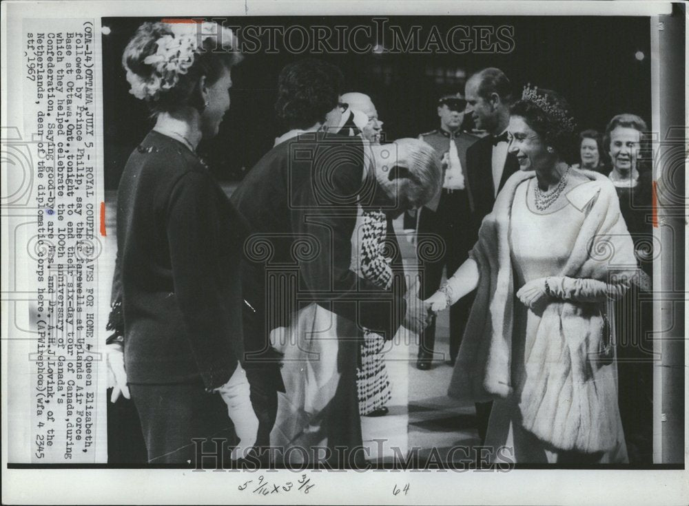 1967, Queen Elizabeth Prince Philip Farewell - RRV76923 - Historic Images