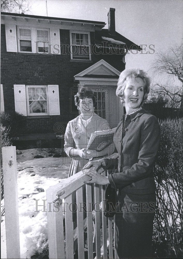 1962, Scrapbook TV Chairman Meeting Fence - RRV77177 - Historic Images