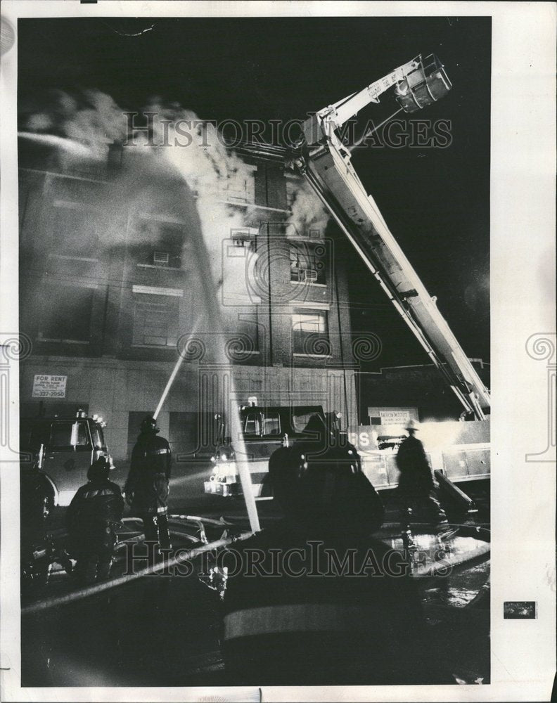 1975 Chicago Fire Fighters Attack Fire-Historic Images