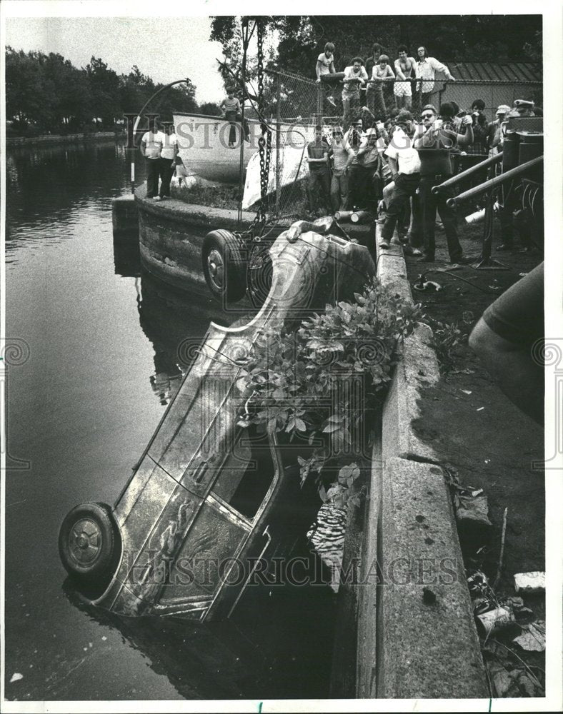 1977 Press Photo Fire Department Body Lincoln Park - Historic Images