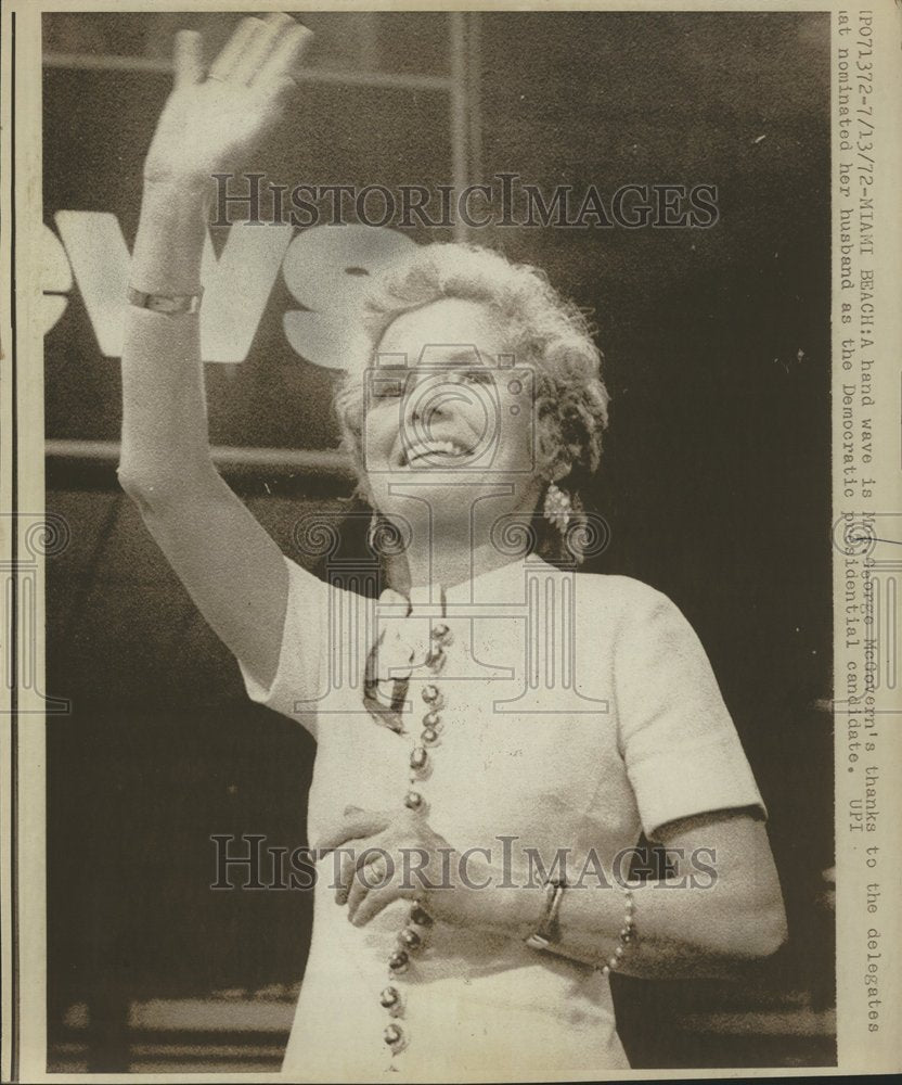 1972 Press Photo Wife George McGovern Wave - RRV78055 - Historic Images