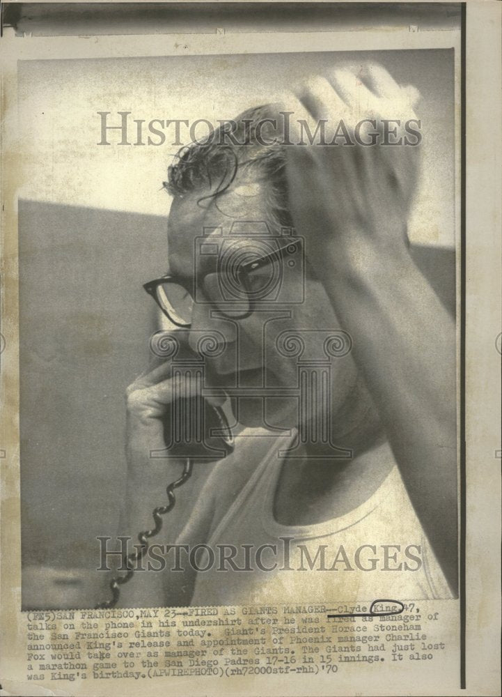 1970 Press Photo Undershirt Giant Manager Phone Clyde - Historic Images