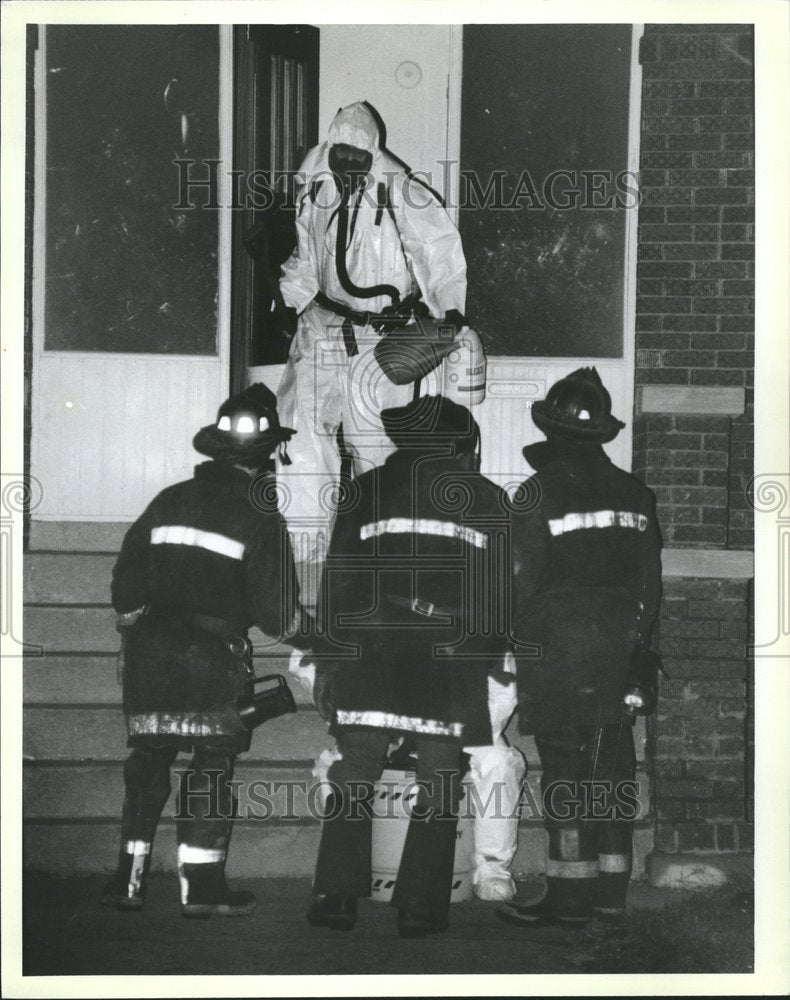 1984 Press Photo Fireman removes cyanide poison - RRV78327 - Historic Images