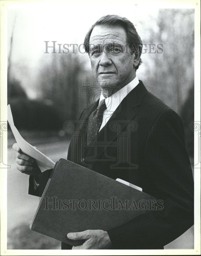 1986, Footprint Crenna Actor Richard Some - RRV78569 - Historic Images