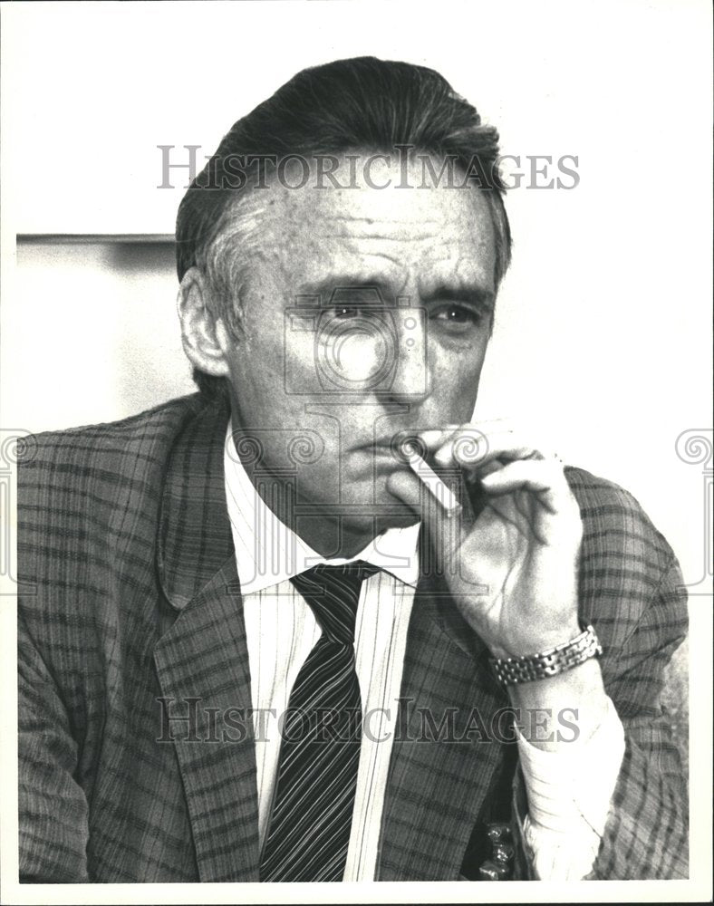 1988, Dennis Hopper, director-takes a smoke - RRV78597 - Historic Images