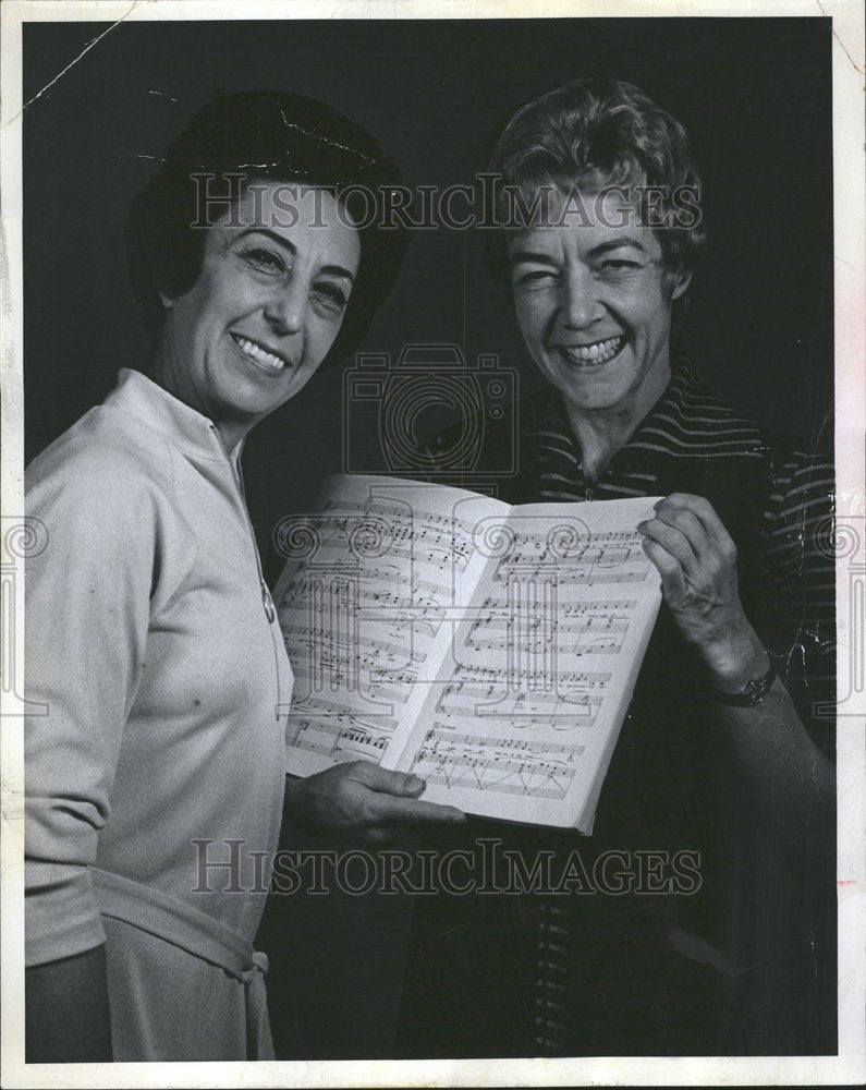 1971 Press Photo Lillian Covillo Friedann Parker Guys - RRV79229 - Historic Images