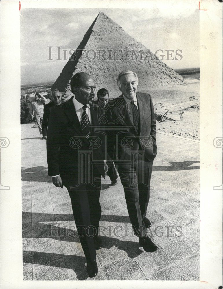 1980 Press Photo Walter Cronkite Anwar Sadat CBS News - RRV79381-Historic Images