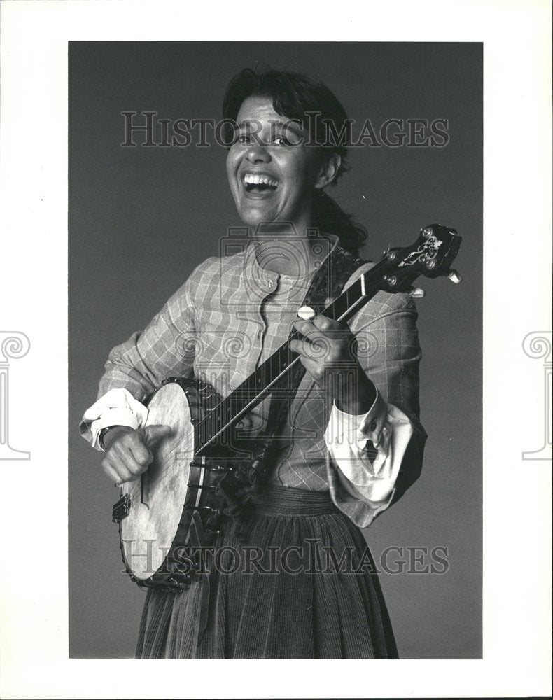 1985 Press Photo Folksinger Anne Hills Quilters Theatre - RRV79989 - Historic Images